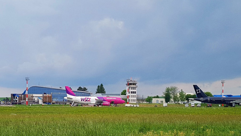 Avioane pe aeroportul din Suceava.