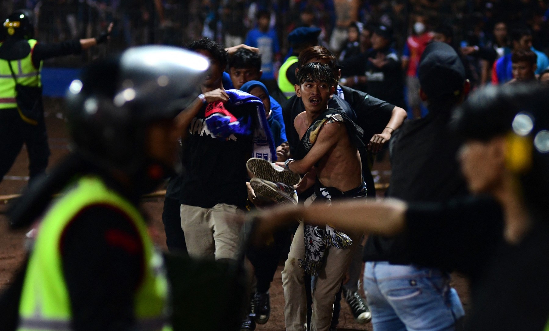 Tragedie cumplită la un meci de fotbal în Indonezia. Cel puțin 125 de morți în urma luptelor dintre suporteri și poliție