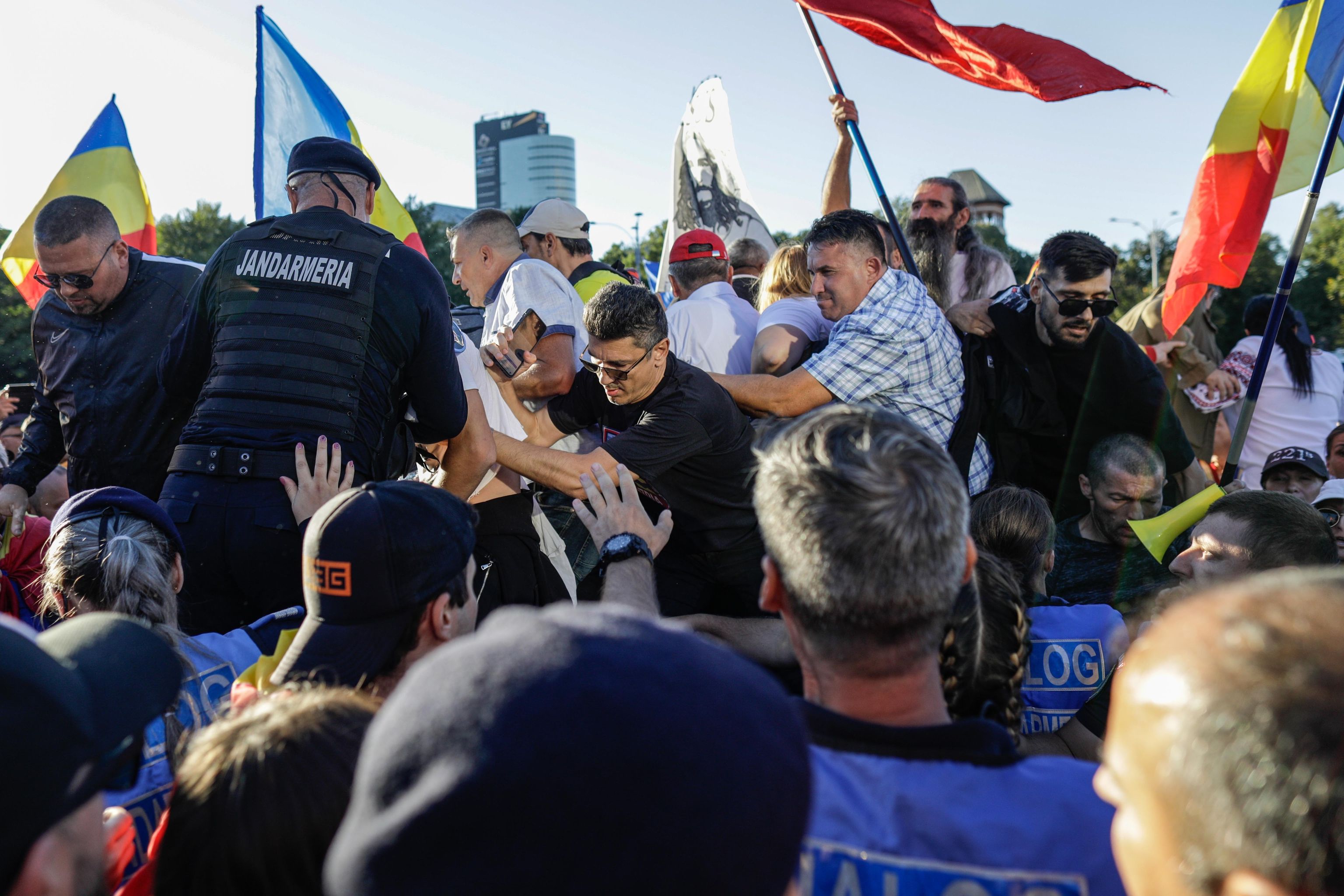 Momentul în care oamenii lui Simion s-au încăierat cu cei ai lui Șoșoacă. Senatoarea: „Ajutoooor! Avem nevoie de jandarmi!”