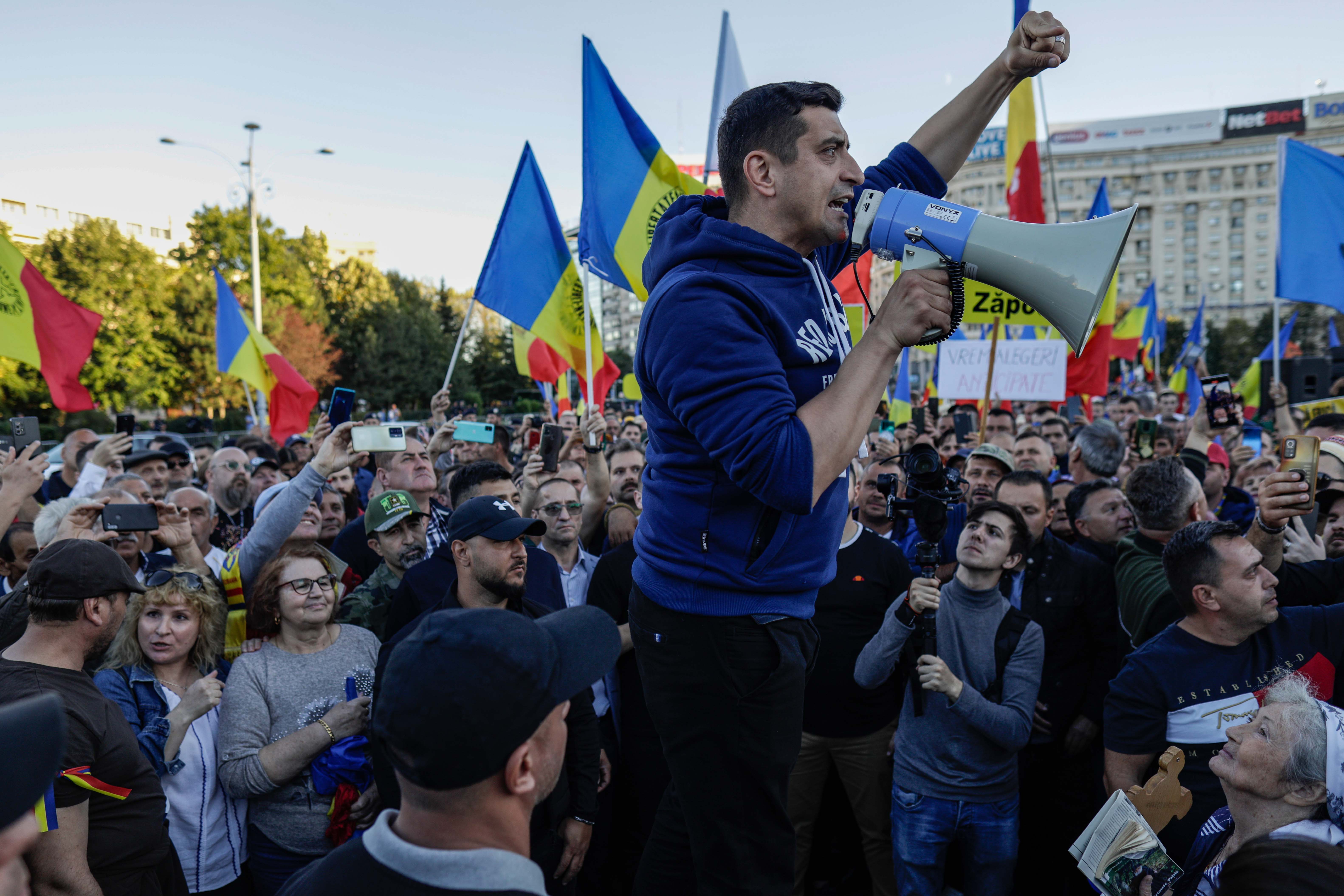 Dosar penal pentru arme albe și amenzi după protestul AUR din centrul Bucureștiului