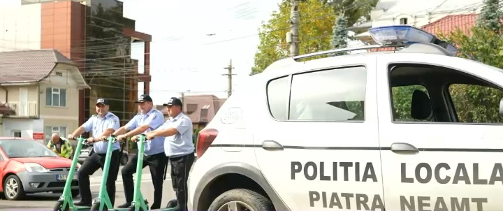 Polițiști trimiși la intervenție pe trotinetă pe motiv că e mai ieftin