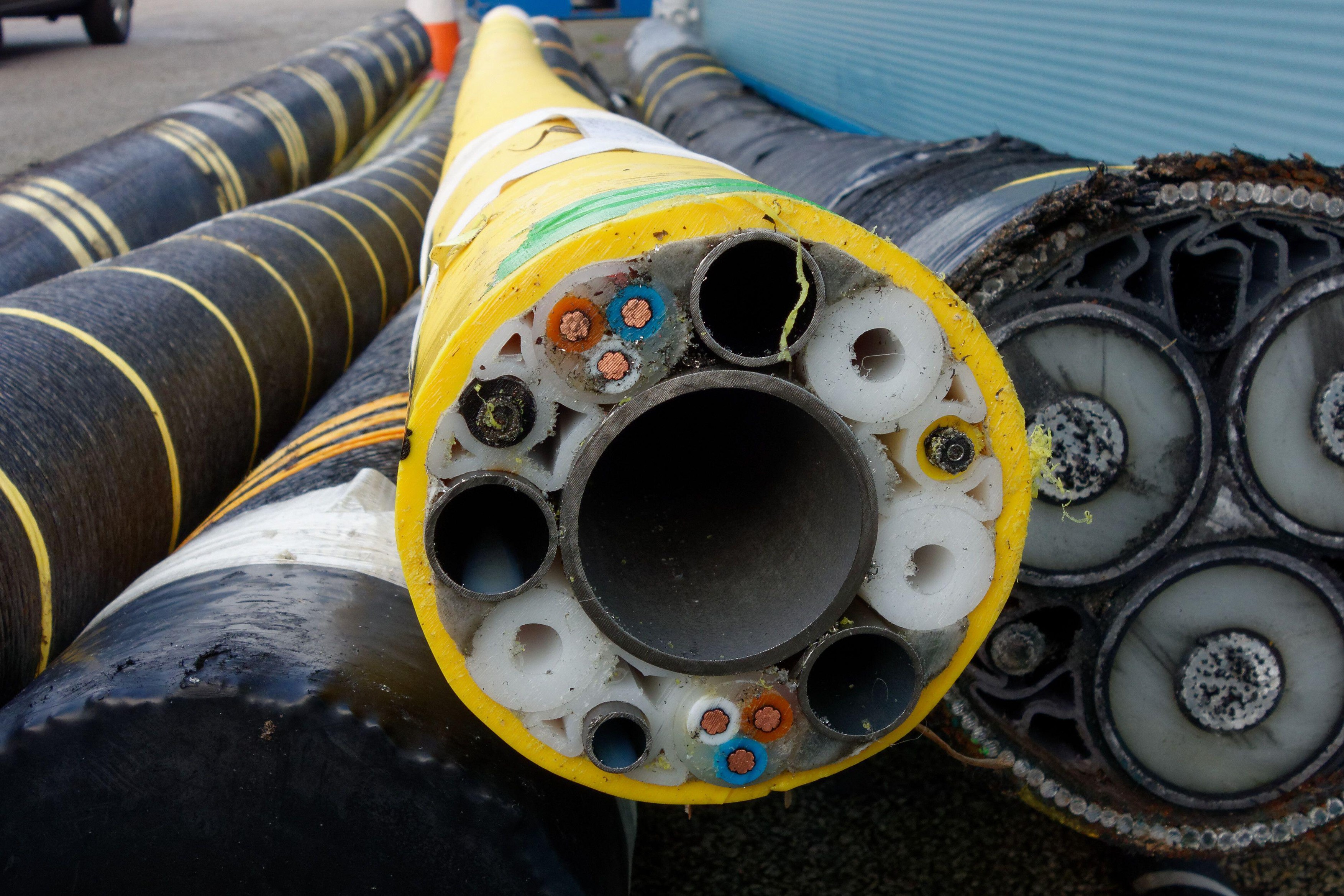 MAE: România se alătură partenerilor din UE și SUA pentru protejarea cablurilor submarine