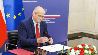 Zbigniew Rau semnează un document oficial