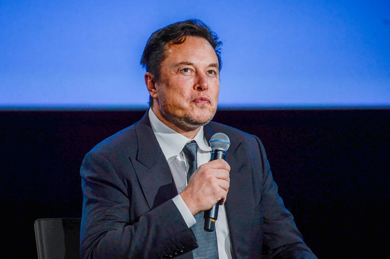 Elon Musk le cere fanilor săi să voteze cu republicanii în alegerile de marți