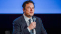 Elon Musk cu un microfon în mână