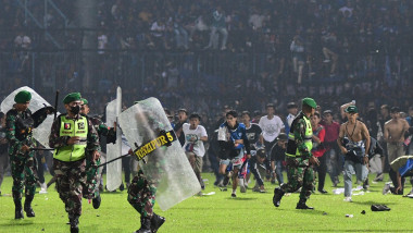 Suporterii au intrat pe teren și s-au bătut cu forțele de ordine pe un stadion de fotbal din Indonezia
