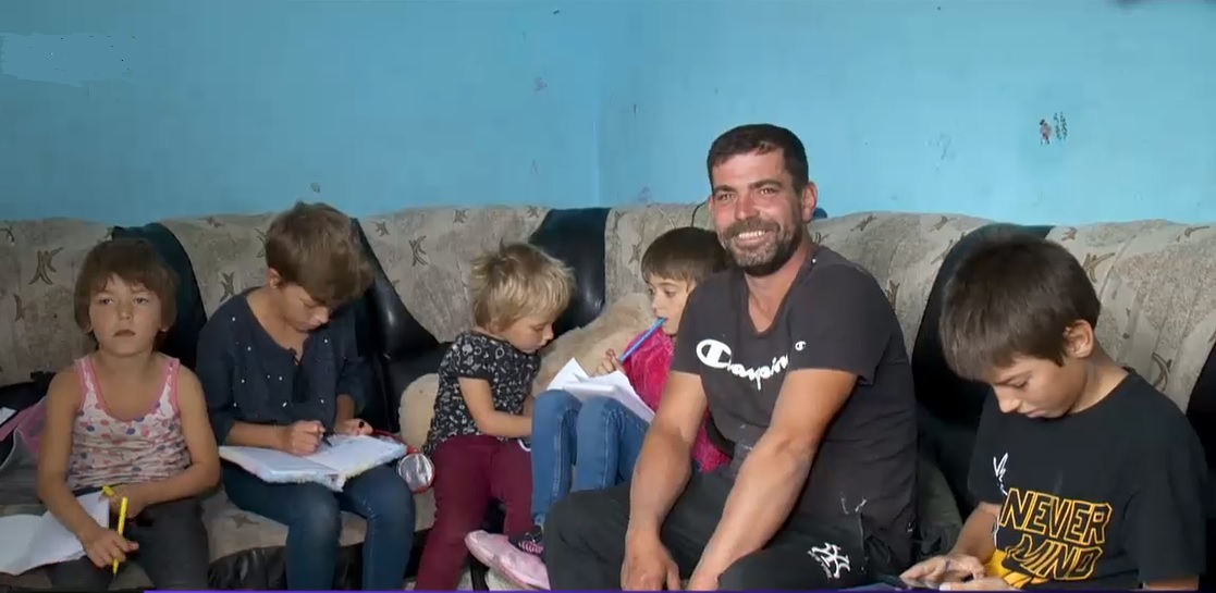 O poveste din București despre sărăcie și neputință: Un tată își crește singur 5 copii. Toți dorm în aceeași cameră, pe o canapea