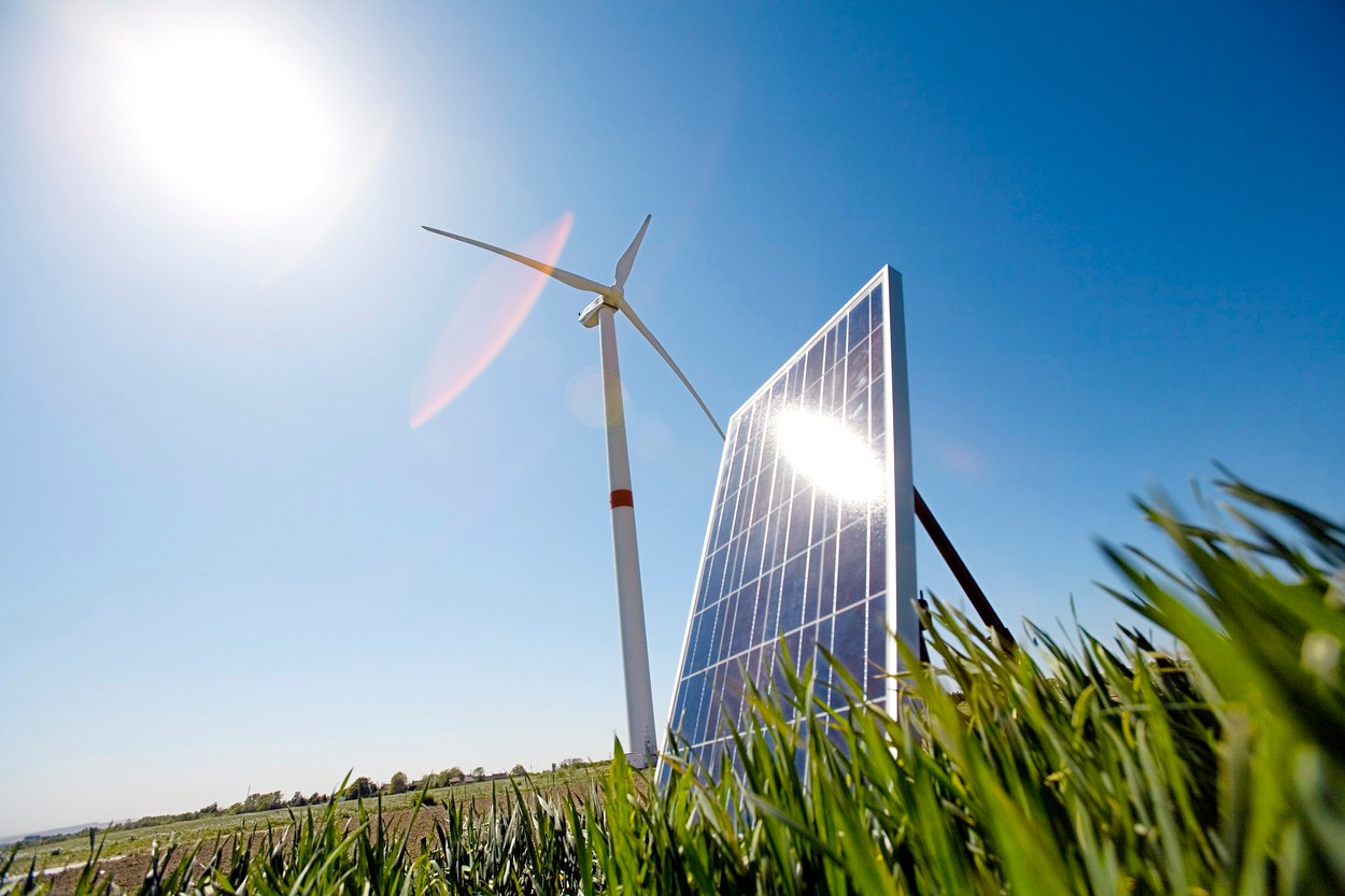 De ce România bate pasul pe loc la energie solară și eoliană, deși are potențial