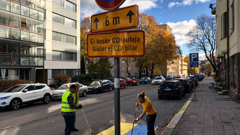 doi finlandezi picteaza locul de parcare al unui consul rus