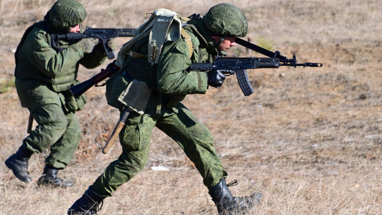 2 soldati rusi cu arme la antrenament
