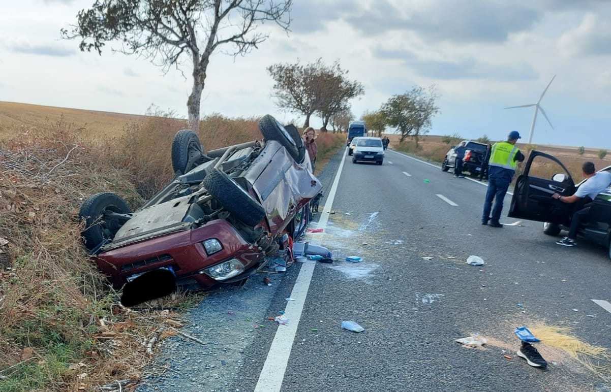 O șoferiță a murit şi o altă persoană a fost rănită, după ce mașina în care se aflau s-a răsturnat pe DN 22A