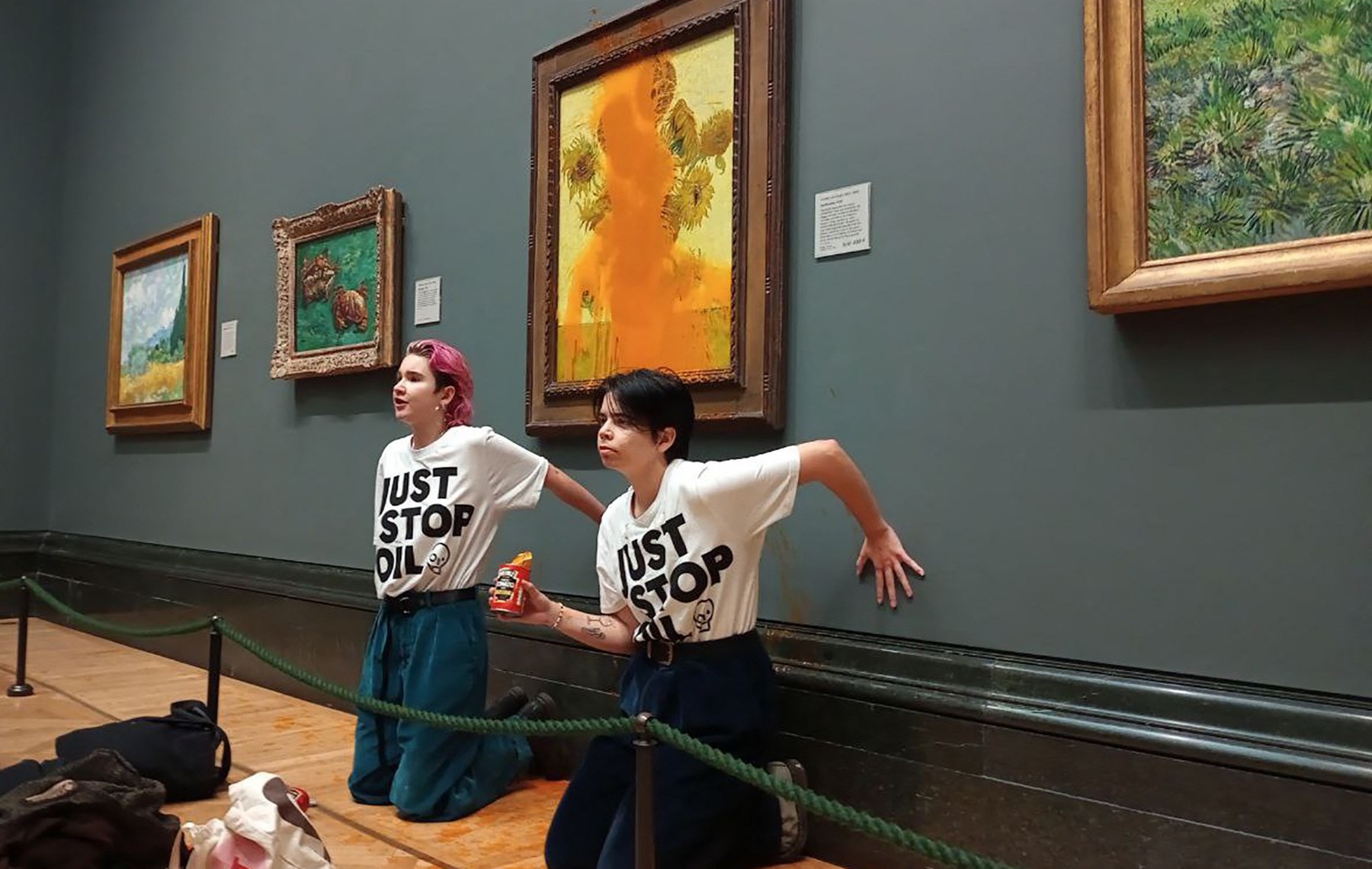 Două activiste de mediu au aruncat cu supă de roșii pe un tablou de 84 de milioane de dolari al lui Vincent van Gogh