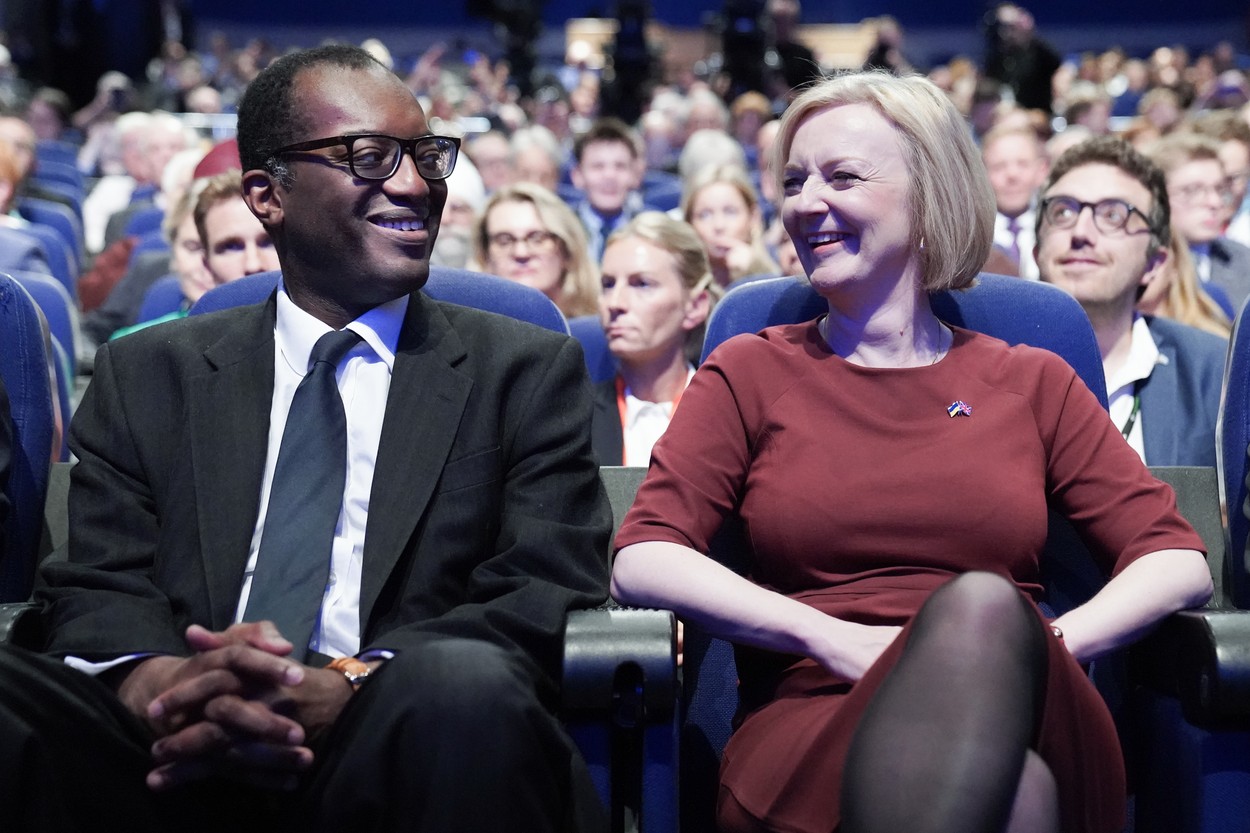 Liz Truss și-a demis ministrul de finanțe înainte de un anunț dificil. În locul lui l-a numit pe un fost rival la șefia partidului
