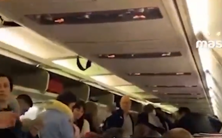 VIDEO Pasagerii unui avion care urma să decoleze din Rusia, dați jos imediat după îmbarcare. Co-pilotul fusese mobilizat