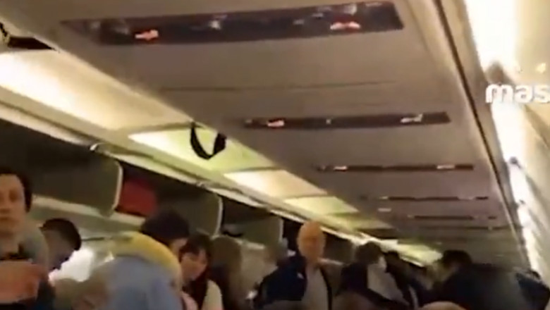 Pasagerii unui avion care urma să decoleze din Rusia, dați jos imediat după îmbarcare. Co-pilotul fusese mobilizat