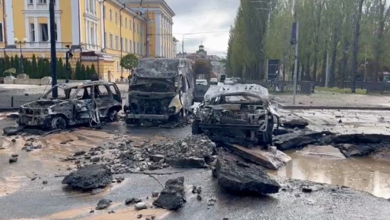 Mașini distruse în bombardament