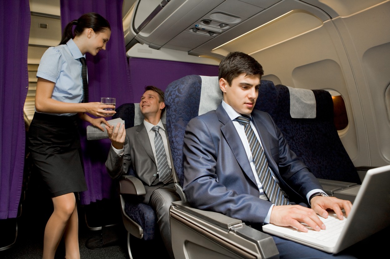 Zece secrete bine păstrate de însoțitorii de bord din avioane