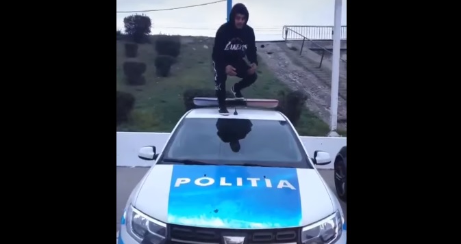 Un tânăr s-a filmat pe capota unei mașini de Poliție și a postat imaginile pe TikTok. Acum are dosar penal