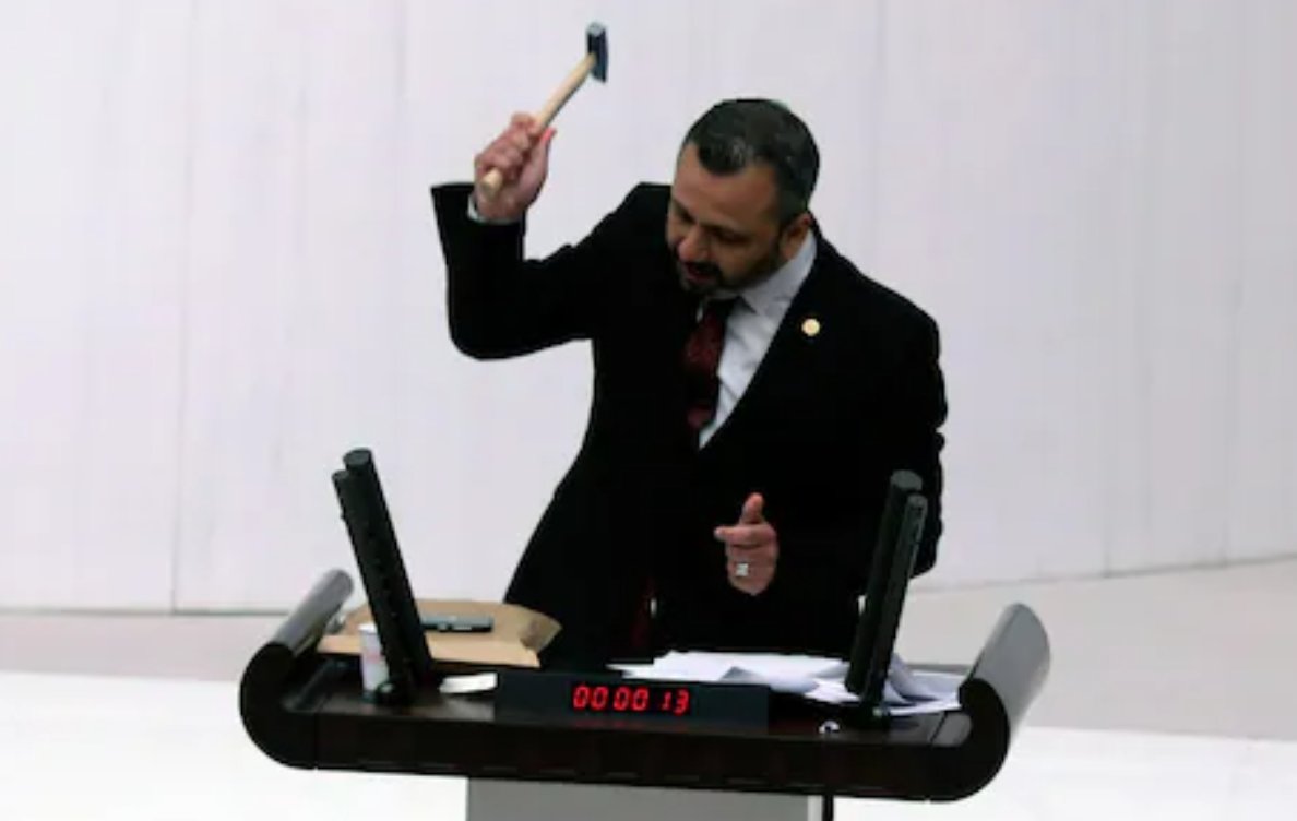 Un deputat turc şi-a spart telefonul cu ciocanul, la tribuna Parlamentului