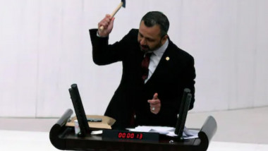 deputat turc sparge un telefon
