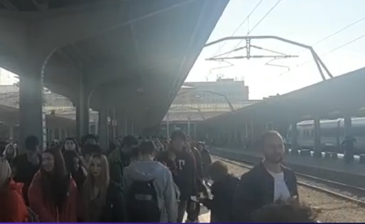 Nervi în Gara de Nord. Sute de oameni au așteptat un tren care a întârziat o oră la plecare