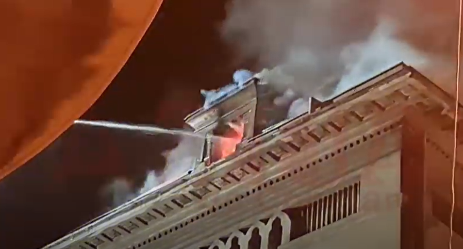 VIDEO Incendiu la mansarda sediului Arhiepiscopiei Tomisului din Constanța. ÎPS Teodosie ținea slujbă în Catedrală, în apropiere