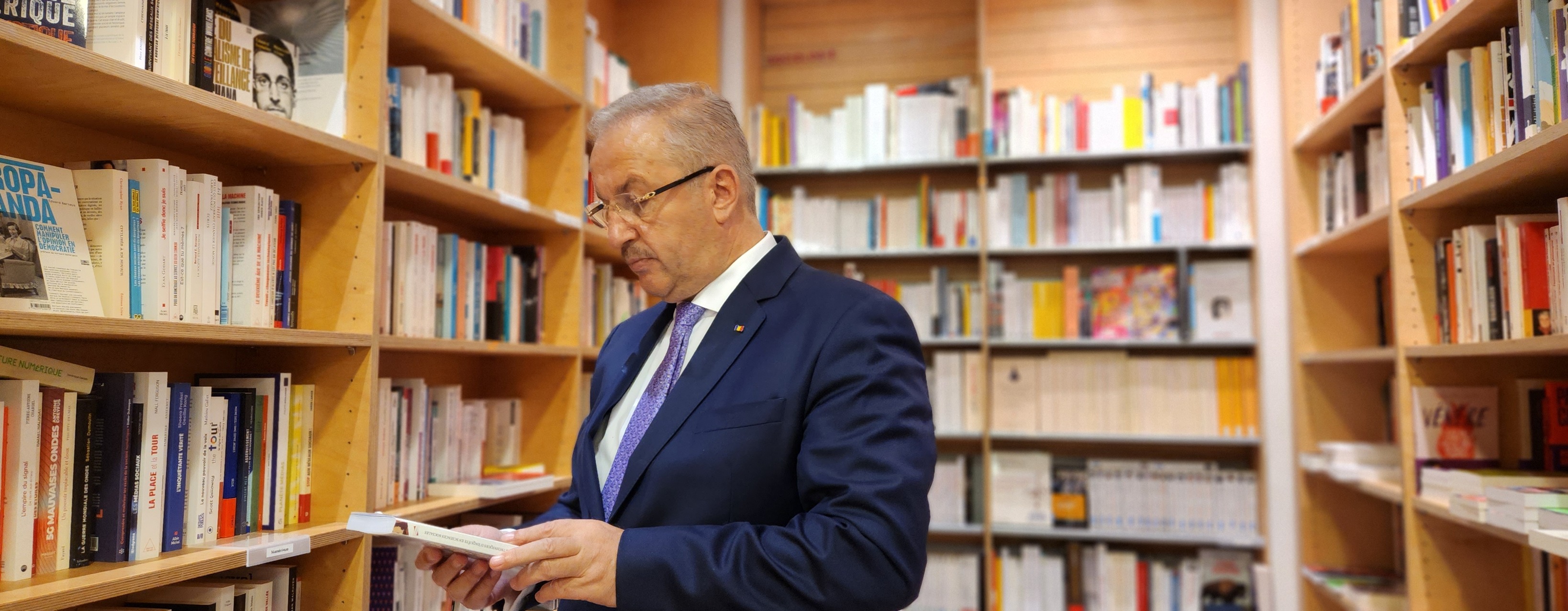 Dîncu, într-o librărie: „Aici nu se aude vocea idioţilor”