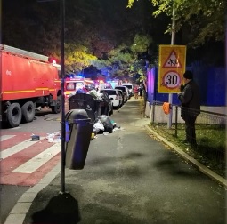 Explozie într-un bloc din București. 140 de locatari au reușit să iasă la timp, trei au rămas blocați din cauza ușilor deformate