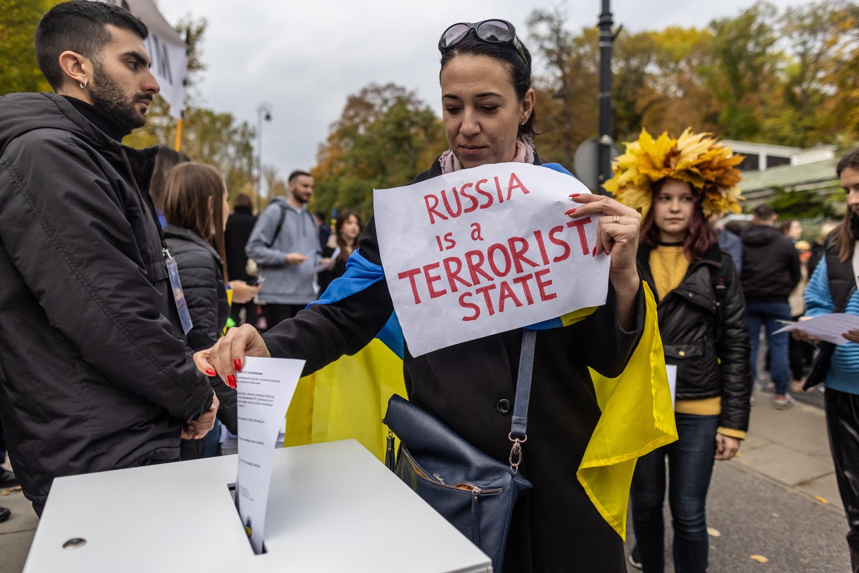 Polonezii "au anexat" ambasada Rusiei la Varșovia. La întrebarea pusă la "referendum" au fost posibile trei răspunsuri, toate "da"