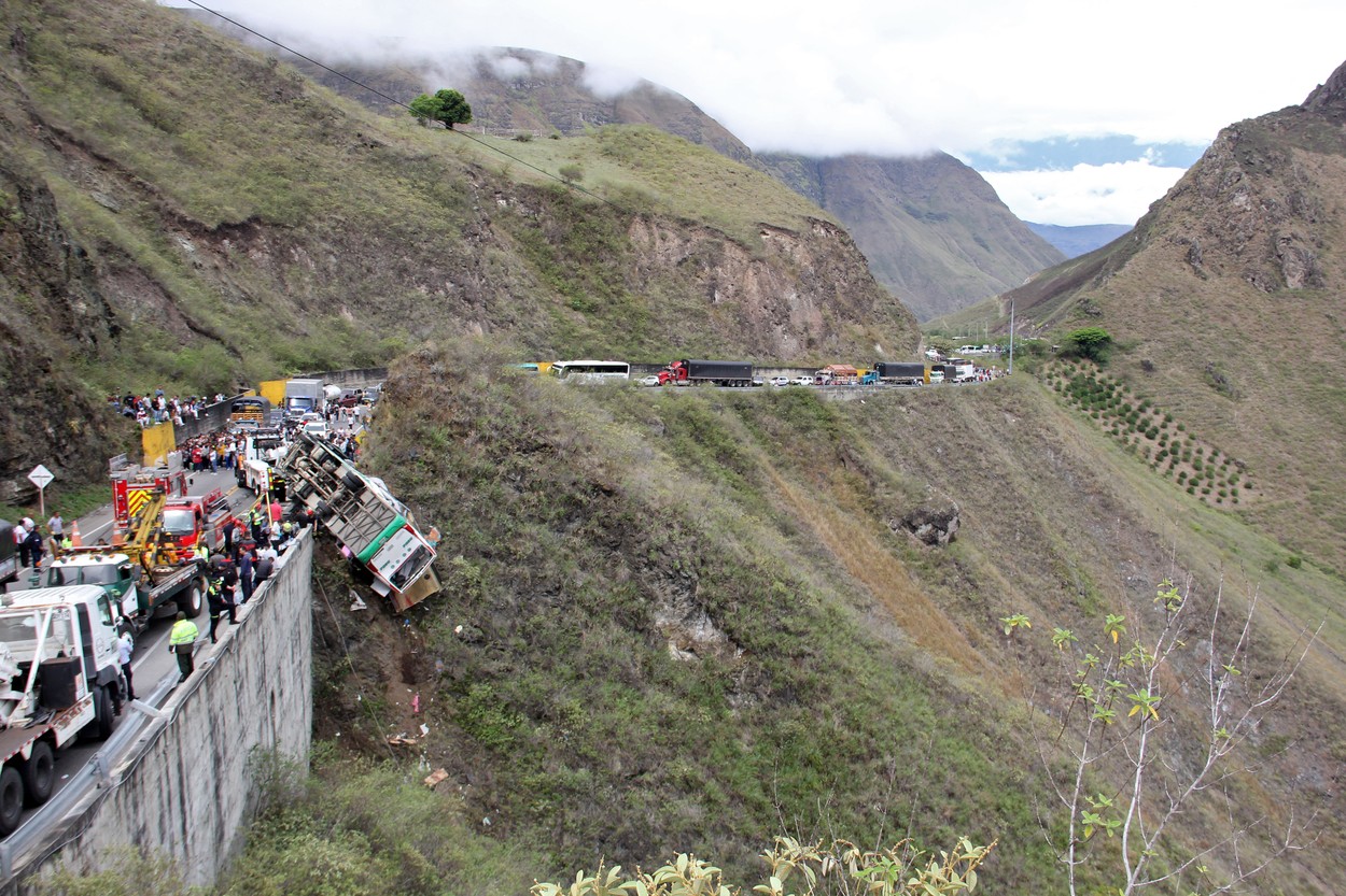 20 de morți și 15 răniți într-un accident de autocar, în Columbia. Salvatorii au avut nevoie de 9 ore pentru a descarcera victimele