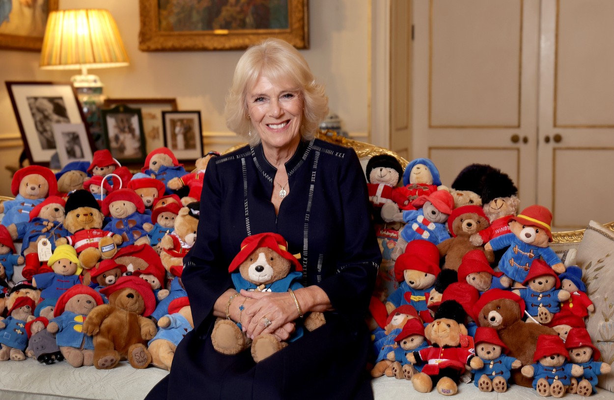 Ce va face familia regală cu ursuleţii Paddington şi alţi ursuleţi de pluş, aduşi ca omagiu Reginei Elisabeta a II-a