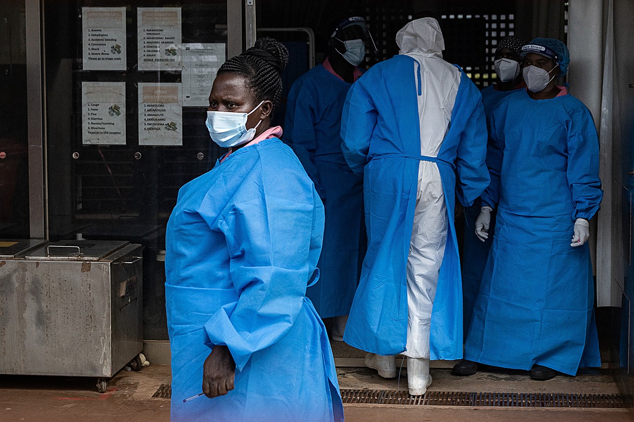 Lockdown în Uganda din cauza epidemiei de Ebola. Nu există vaccin contra virusului, iar OMS accelerează studiile clinice