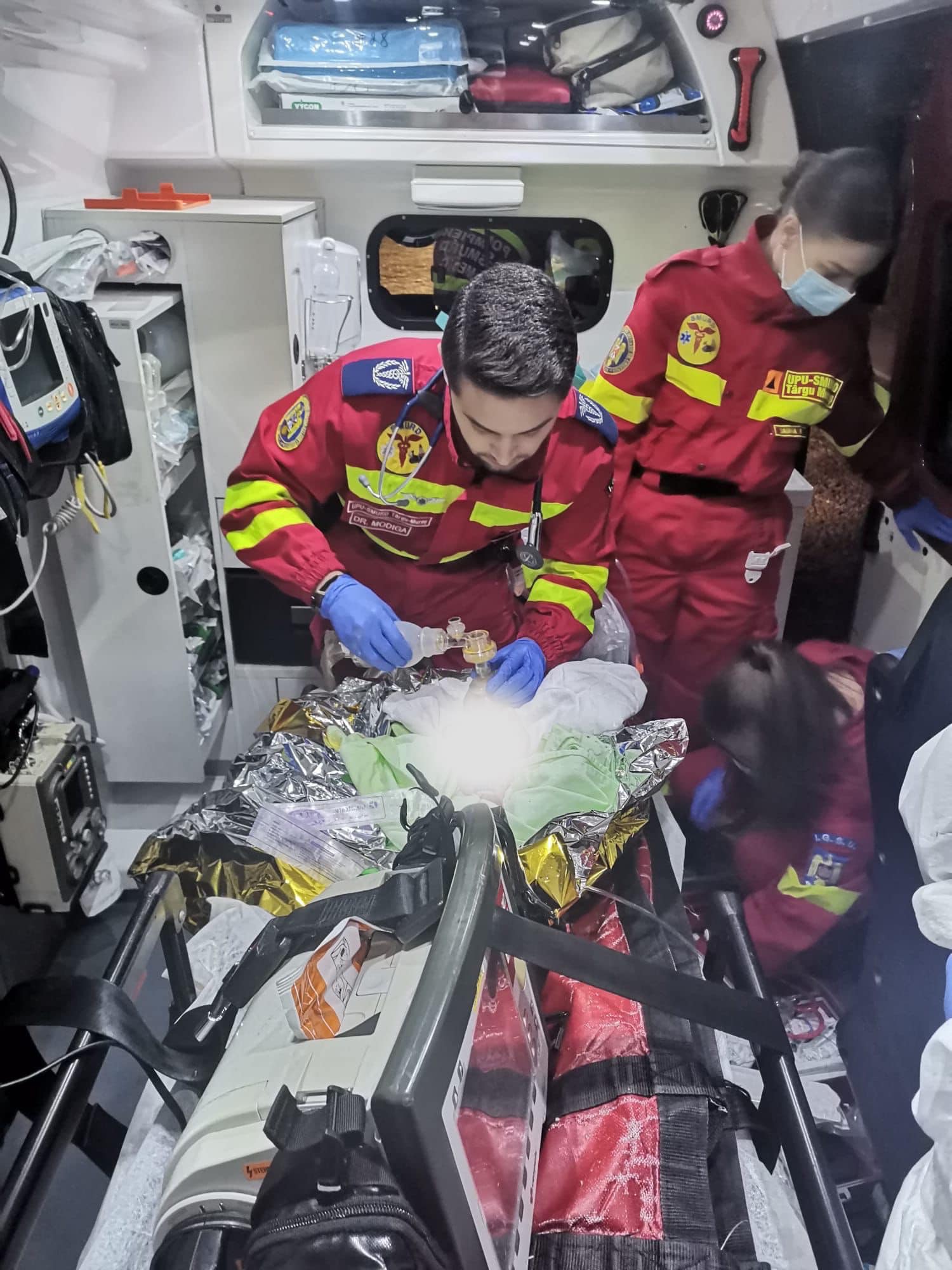 Operațiune dramatică pentru salvarea unor gemeni născuți în ambulanță. Trei echipaje SMURD au intervenit