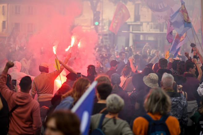 Zeci de mii de oameni protestează la Paris față de creșterea prețurilor