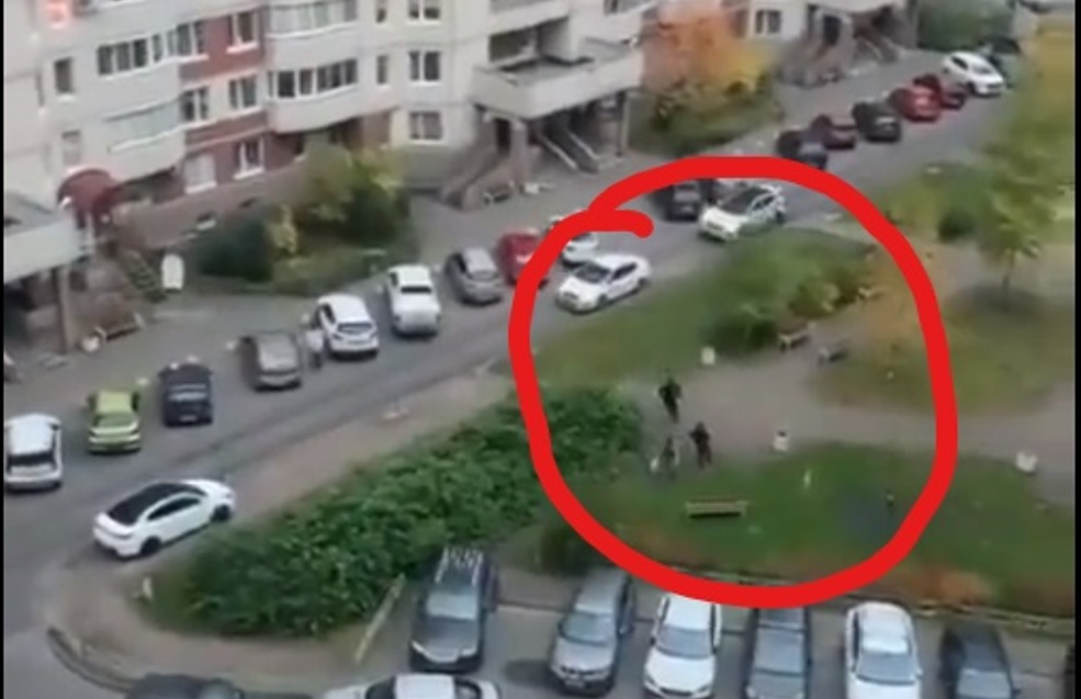 Rușii, luați la oaste cu arcanul. Imagini care frizează absurdul: Un bărbat cu o sacoșă în mână este alergat pe stradă de poliție