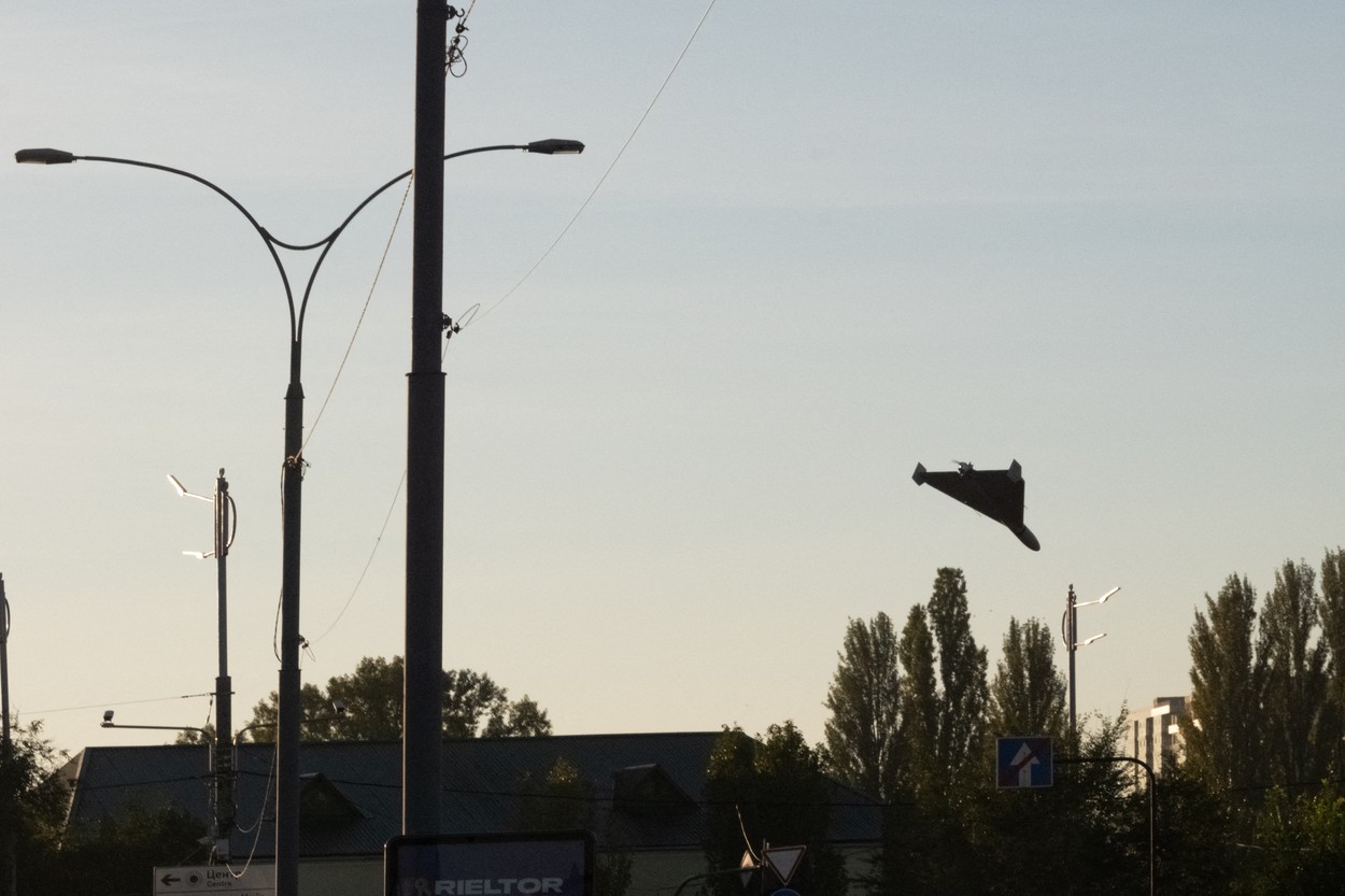 Rușii au atacat Kievul cu drone iraniene, doi oameni au fost răniți. Marea Britanie va ajuta Ucraina cu muniţie pentru artilerie