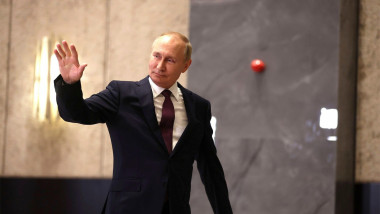Vladimir Putin face cu mâna