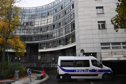 Cadavrul unei fetițe de 12 ani, găsit într-o valiză în Paris. Poliția a deschis o anchetă pentru crimă și „viol cu acte de tortură”