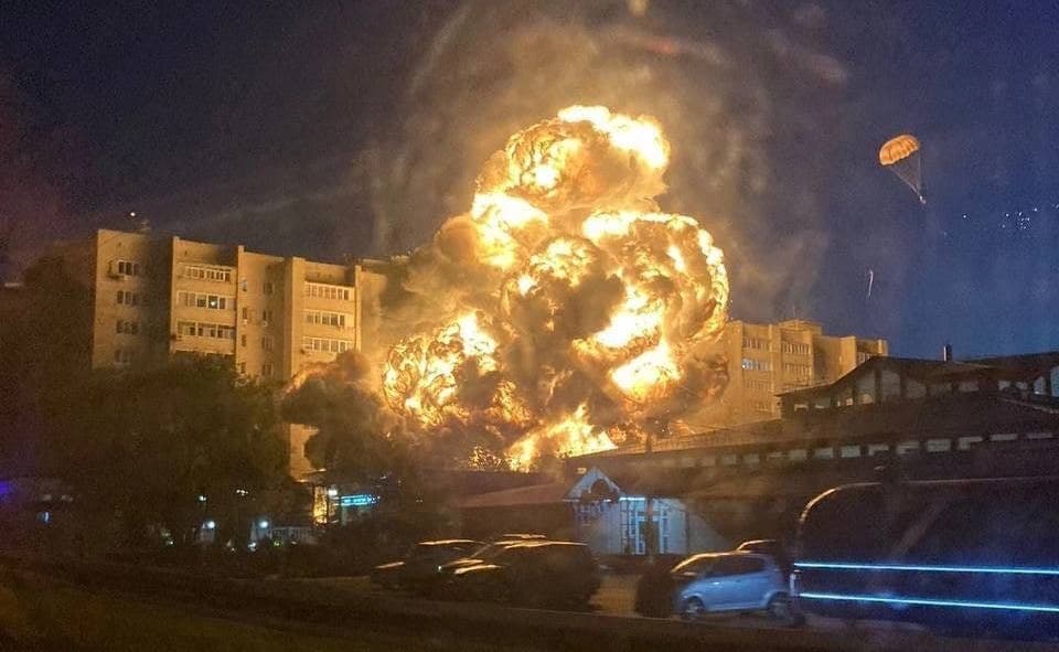 Doi pescăruși sunt vinovați pentru prăbușirea avionului rusesc de vânătoare. Noi imagini cu momentul în care cade peste un bloc