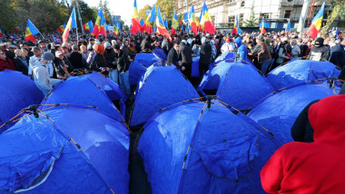 corturi si protestatari in centrul chisinaului