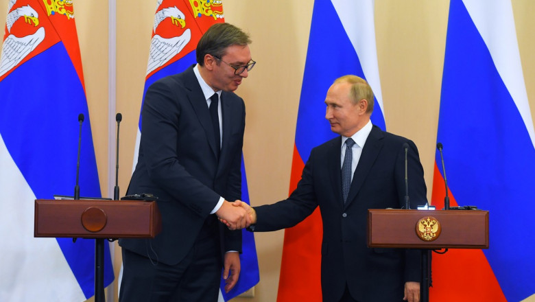 Vucici și Putin dau mâna cu steagurile Rusiei și Serbiei în spate