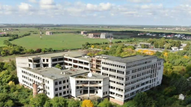 constructia abandonată a unui mare spital neterminat