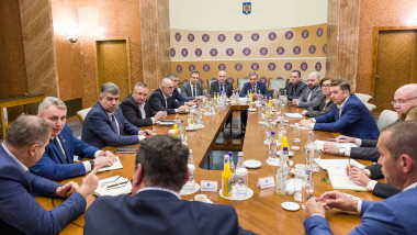 Premierul Ciucă şi lideri ai Coaliţiei au discutat cu operatorii din piaţă despre preţurile la energie
