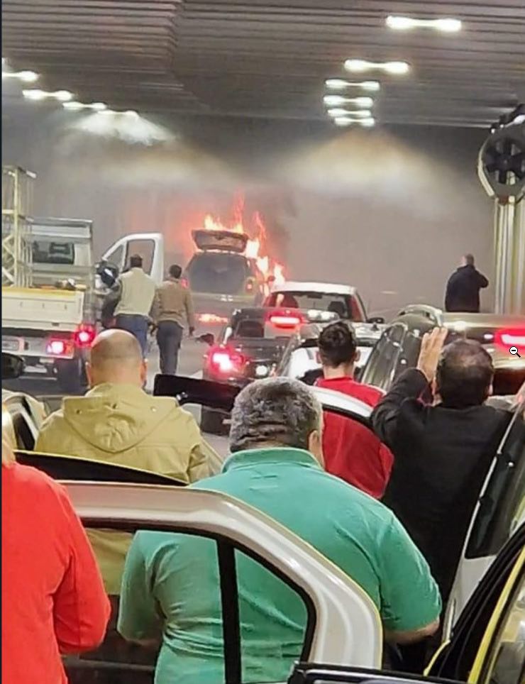 Haos în centrul Capitalei. Pasajul Unirii a fost blocat după ce o mașină a luat foc în mers