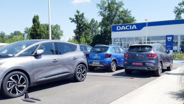 mașini Dacia la un dealer Dacia Renault din Franța