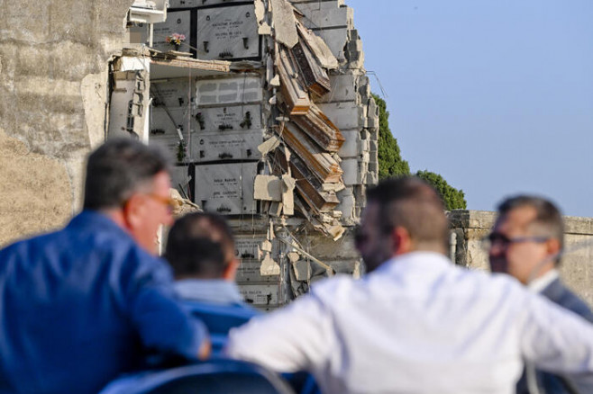 Crollo in cimitero Napoli: bare in bilico e salme visibili