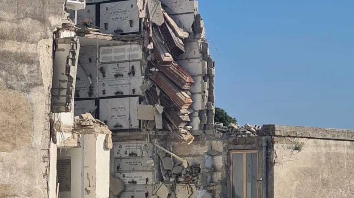 Imagini teribile în Italia, cu sicrie suspendate în gol, după ce o clădire a unui cimitir s-a prăbușit parțial