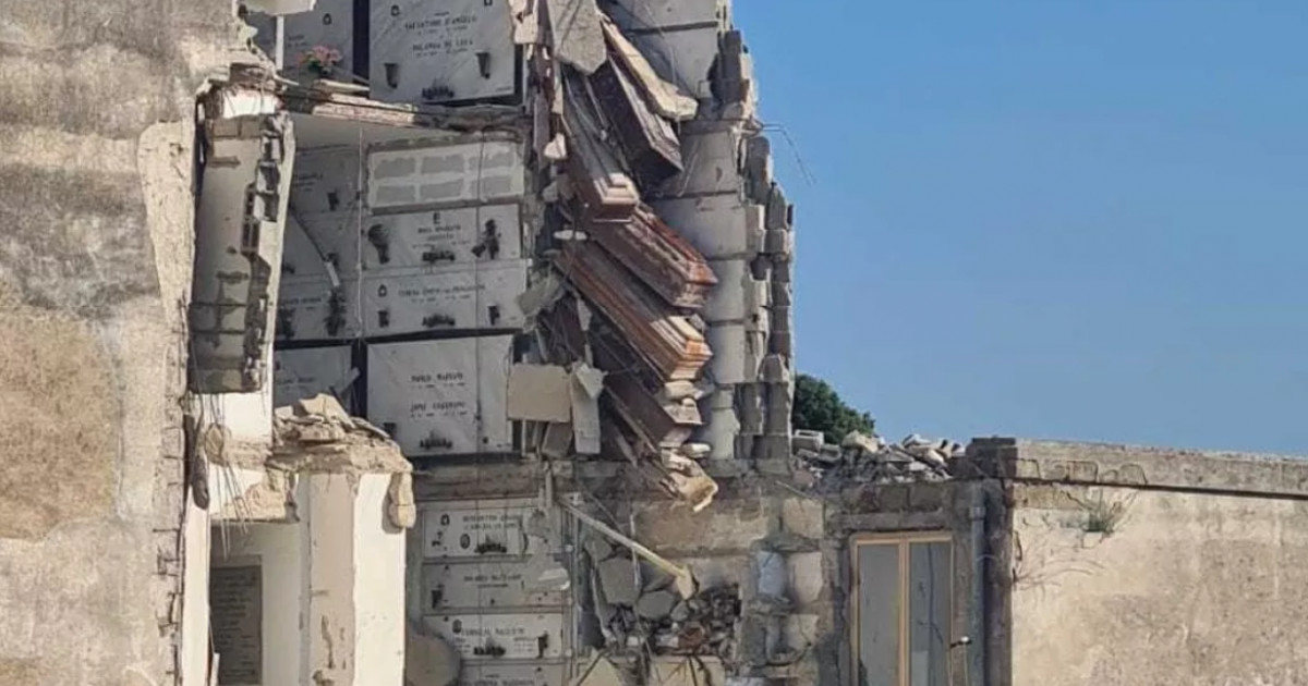 Filmati terrificanti in Italia di bare sospese vuote dopo il crollo parziale del cimitero