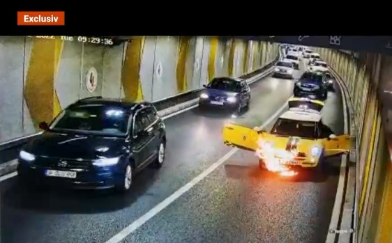 Momentul în care o mașină a luat foc în mers în pasajul Unirii din București
