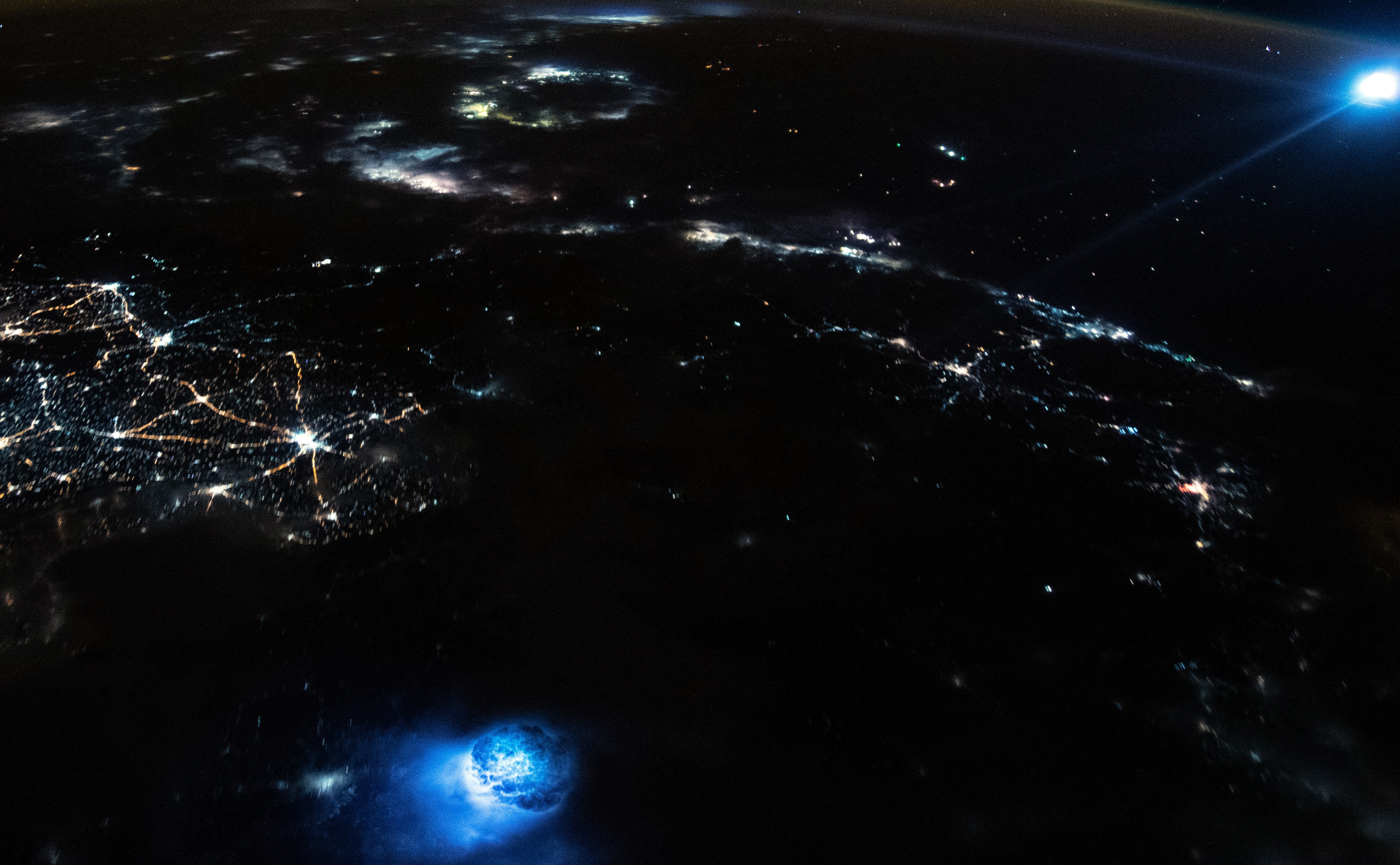Misterul unei fotografii surprinse de pe ISS. Ce sunt cele două sfere albastre care plutesc deasupra Pământului